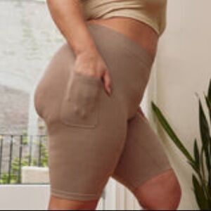 Thighsociety Women's The Cargo  9” Taupe Anti-Chafe Shorts W/Pocket XL/2XL NWOT